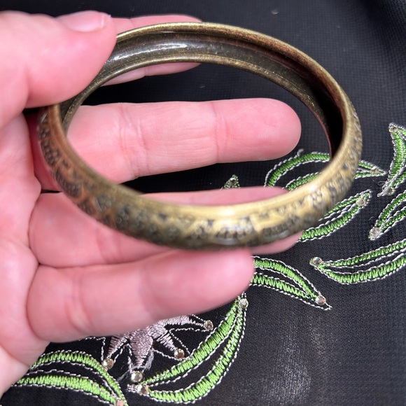 VTG Etched brass bangle bracelet. Unbranded - Picture 6 of 7